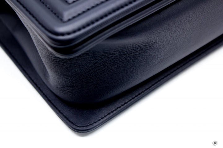 Top Quality Chanel A67086 Medium Boy Black / 94305 Calfskin Shoulder Bags Bkhw