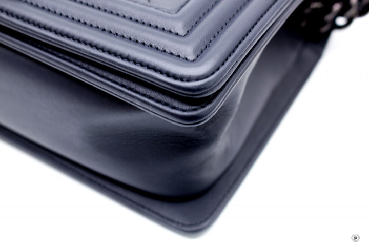Top Quality Chanel A67086 Medium Boy Black / 94305 Calfskin Shoulder Bags Bkhw