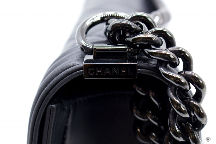 Top Quality Chanel A67086 Medium Boy Black / 94305 Calfskin Shoulder Bags Bkhw