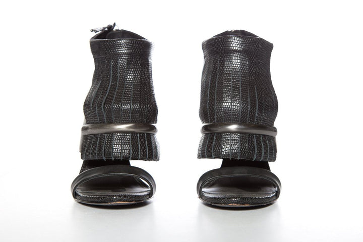L.A.M.B. Black Textured Leather Sandals SZ 6.5 Sale