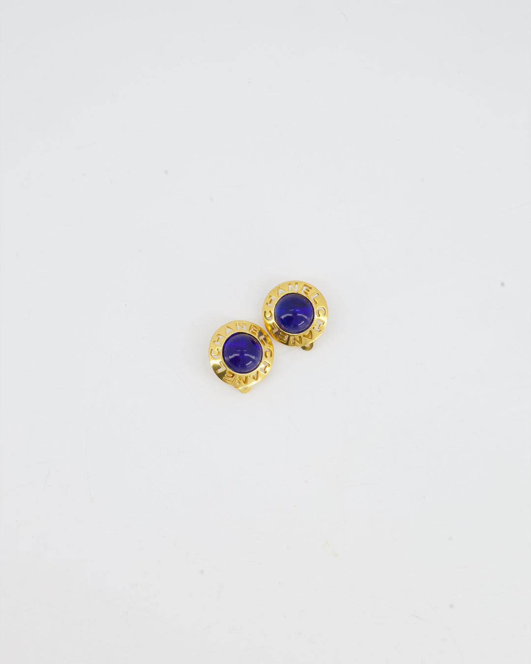 Top Quality Chanel Vintage Yellow Gold with Blue Pearl Round Clip-On Earrings with CC Logo