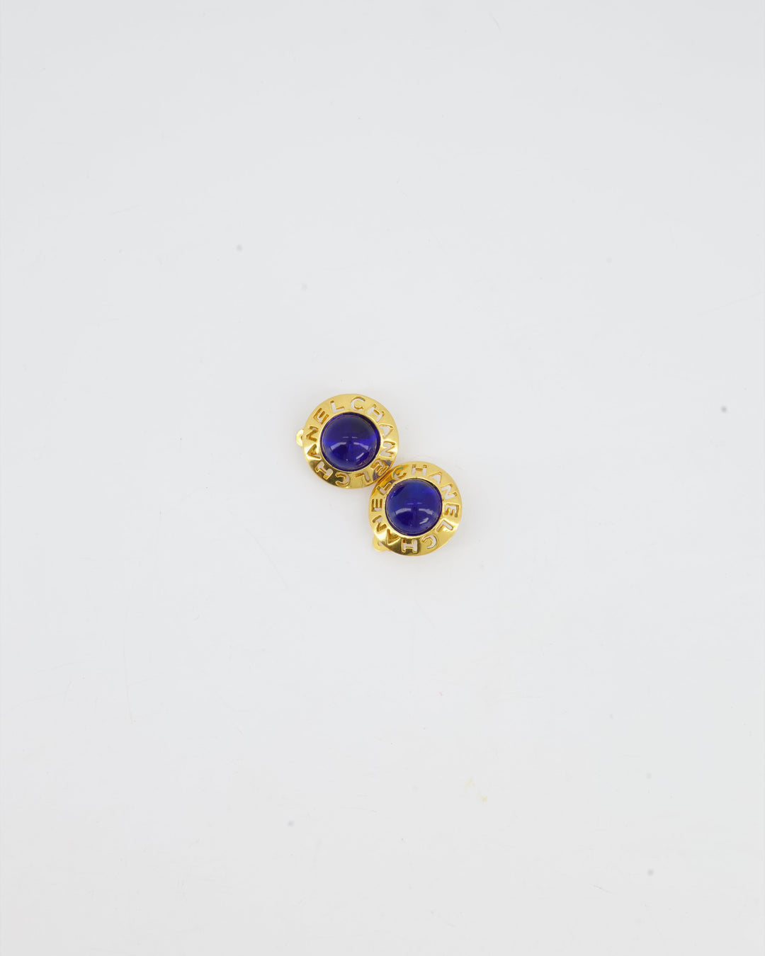 Top Quality Chanel Vintage Yellow Gold with Blue Pearl Round Clip-On Earrings with CC Logo