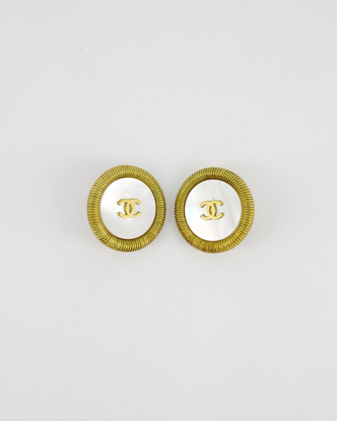 Top Quality Chanel Vintage 94P Gold Iridescent Pearl with CC Logo Round Clip-On Earrings
