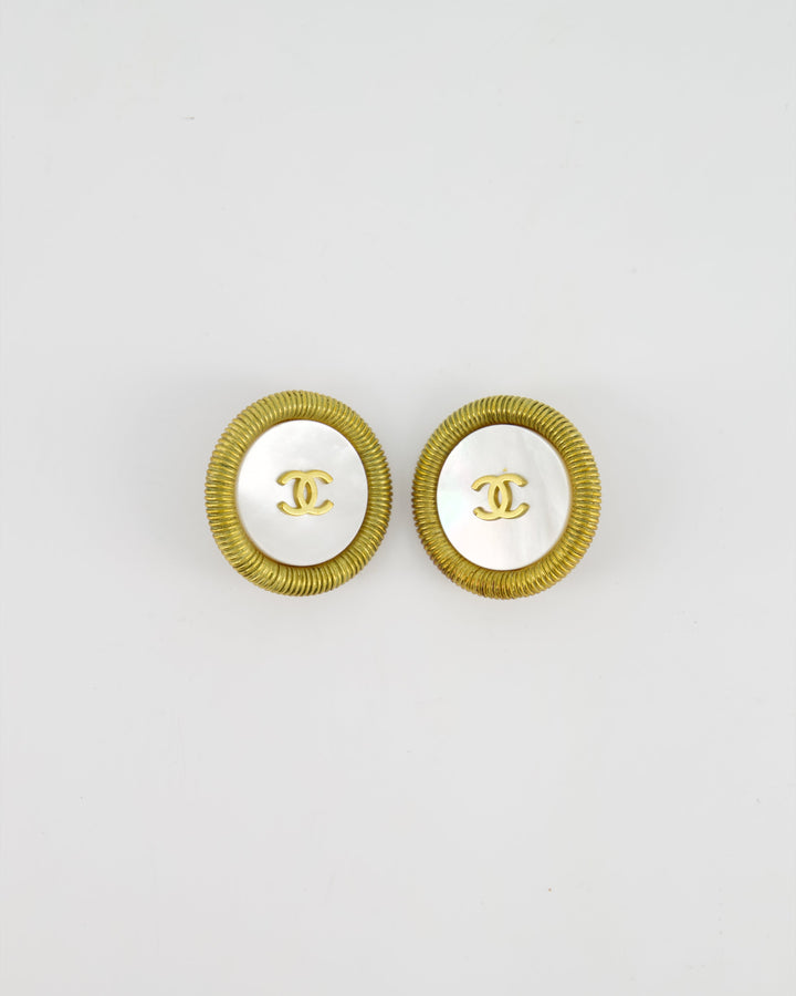 Top Quality Chanel Vintage 94P Gold Iridescent Pearl with CC Logo Round Clip-On Earrings