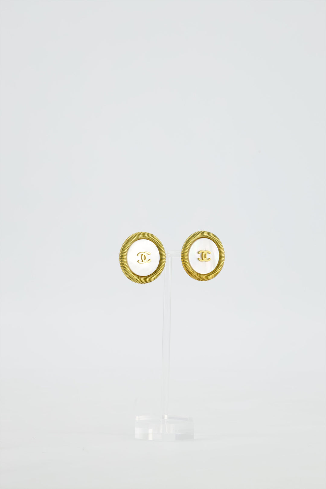 Top Quality Chanel Vintage 94P Gold Iridescent Pearl with CC Logo Round Clip-On Earrings