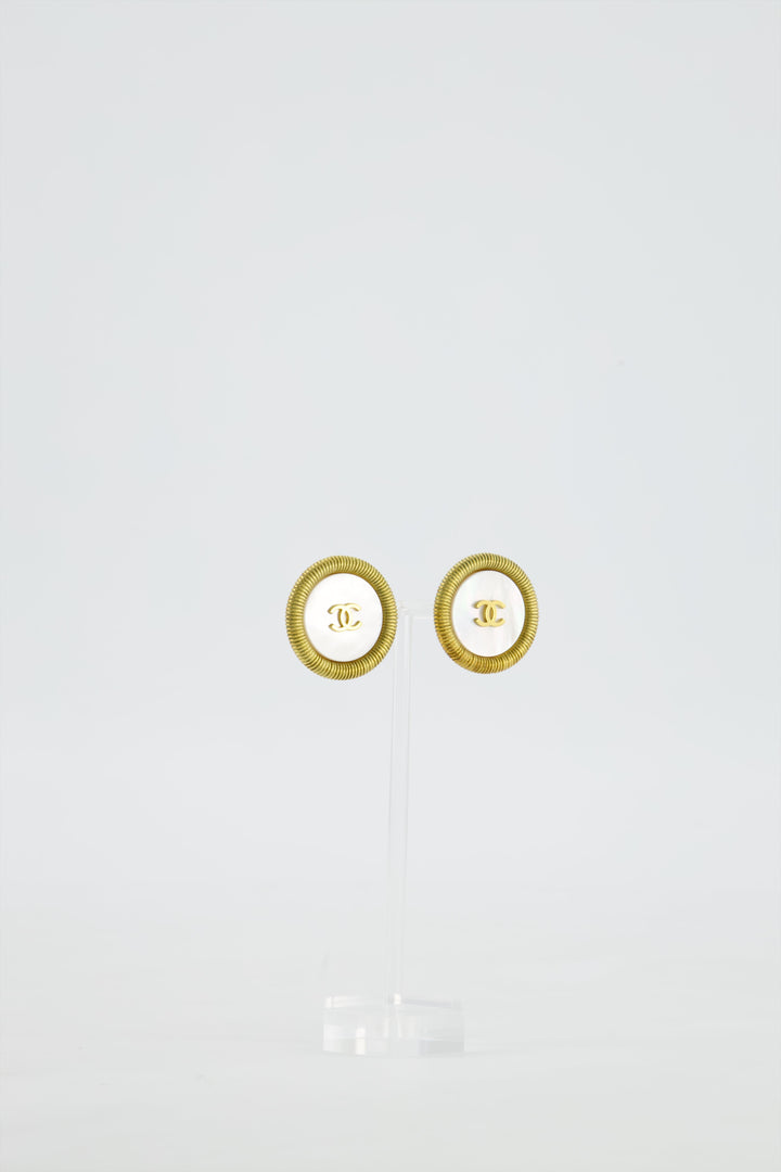 Top Quality Chanel Vintage 94P Gold Iridescent Pearl with CC Logo Round Clip-On Earrings