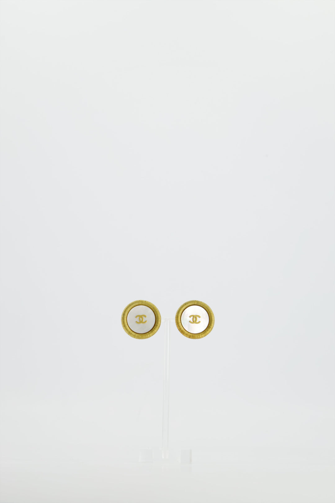 Top Quality Chanel Vintage 94P Gold Iridescent Pearl with CC Logo Round Clip-On Earrings