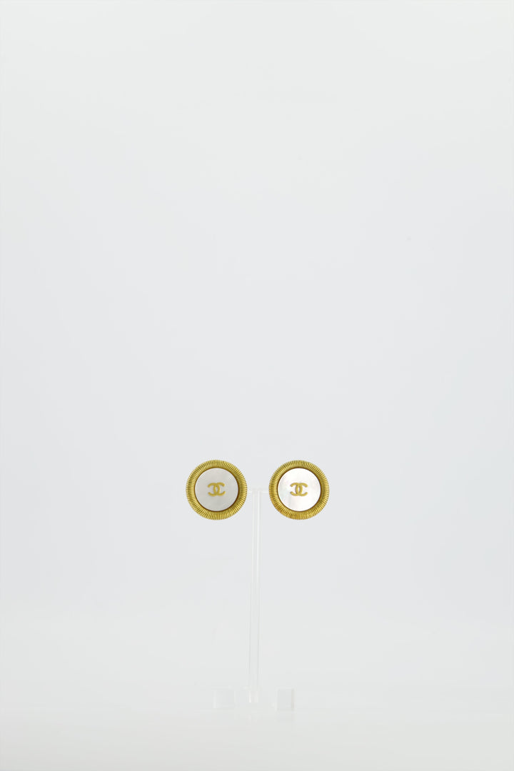 Top Quality Chanel Vintage 94P Gold Iridescent Pearl with CC Logo Round Clip-On Earrings