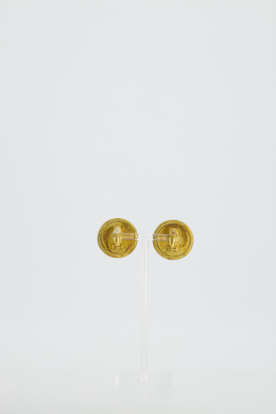 Top Quality Chanel Vintage 94P Gold Iridescent Pearl with CC Logo Round Clip-On Earrings