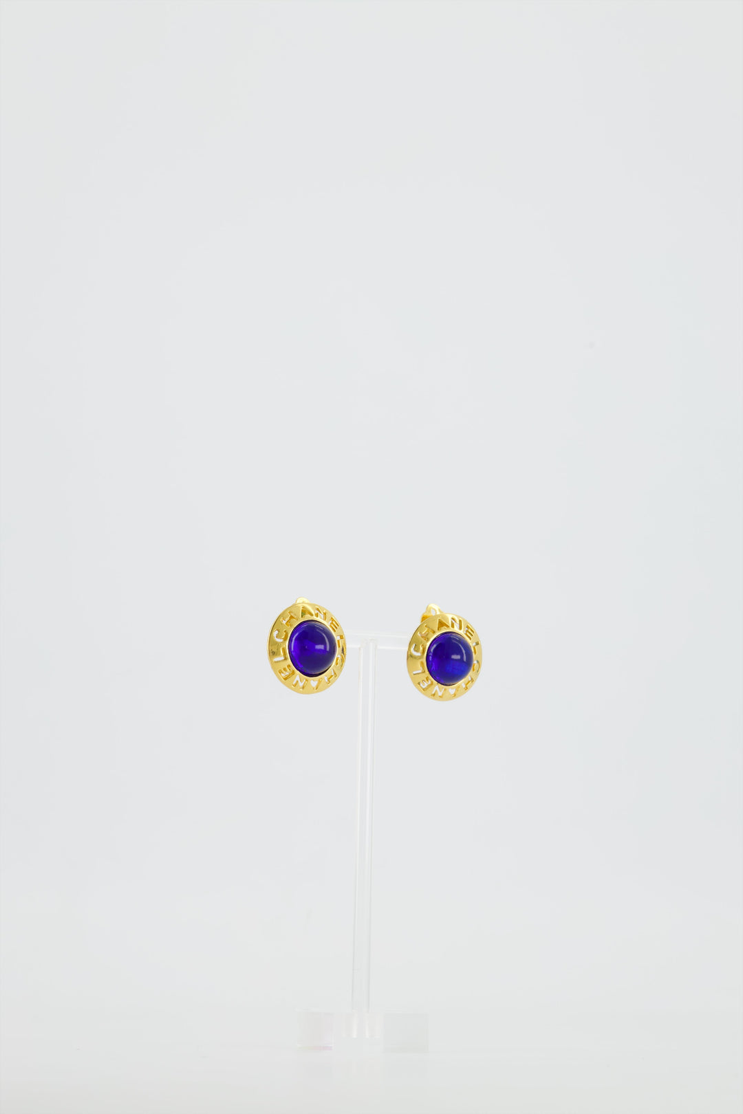 Top Quality Chanel Vintage Yellow Gold with Blue Pearl Round Clip-On Earrings with CC Logo