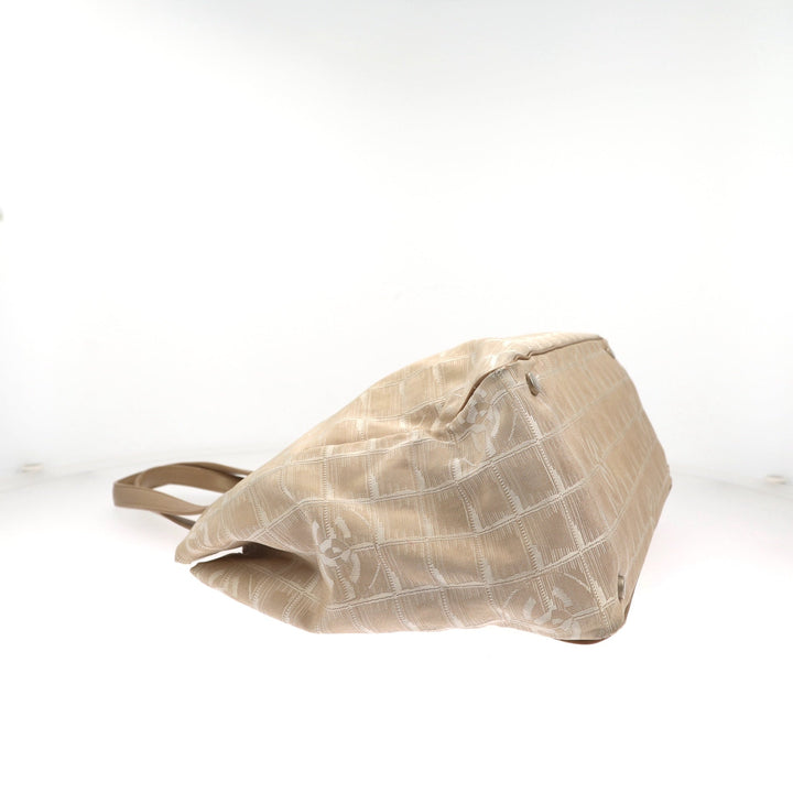 Chanel Shoulder Bag in Beige Fabric