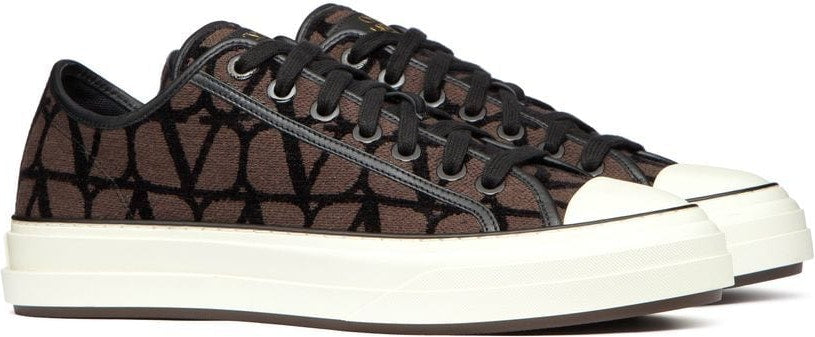 VLOGO MONOGRAM LOW TOPS.