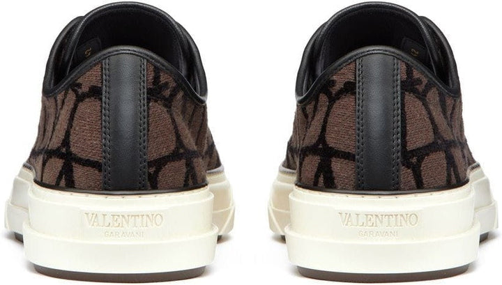 VLOGO MONOGRAM LOW TOPS.