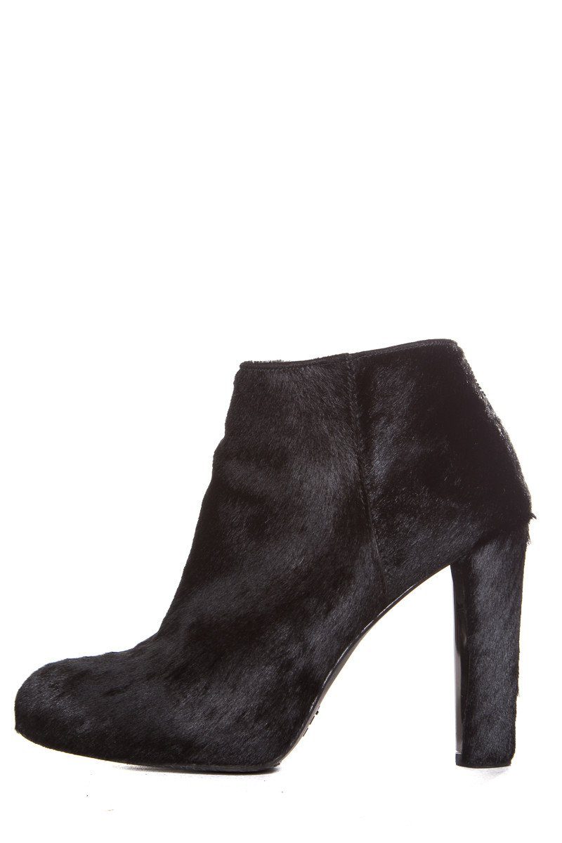 Stuart Weitzman Black Round-Toe Calf Hair Booties SZ 7.5