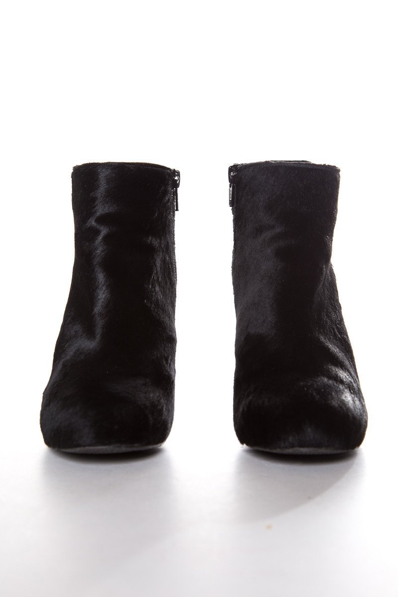 Stuart Weitzman Black Round-Toe Calf Hair Booties SZ 7.5