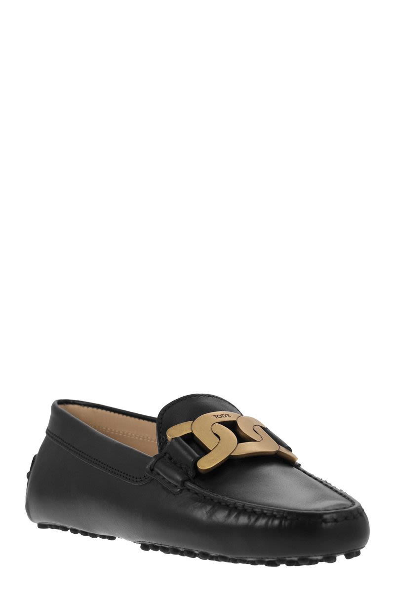 MOCCASIN WITH METAL CHAIN