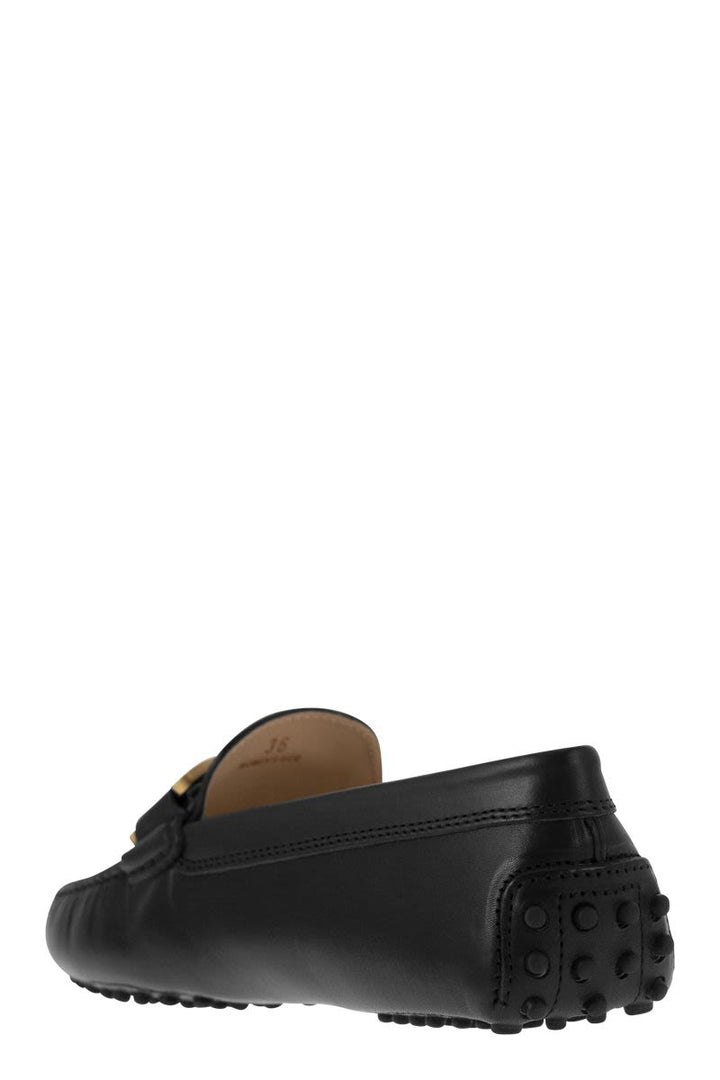 MOCCASIN WITH METAL CHAIN