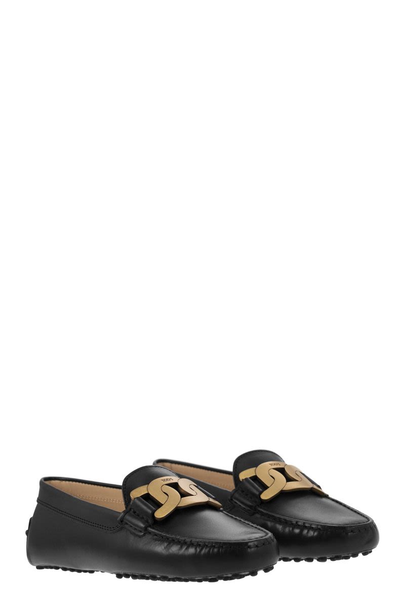 MOCCASIN WITH METAL CHAIN