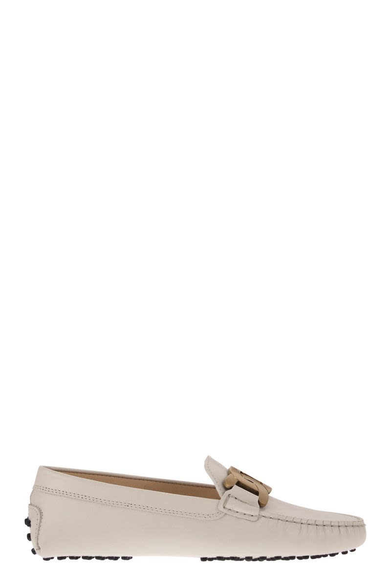 MOCCASIN WITH METAL CHAIN