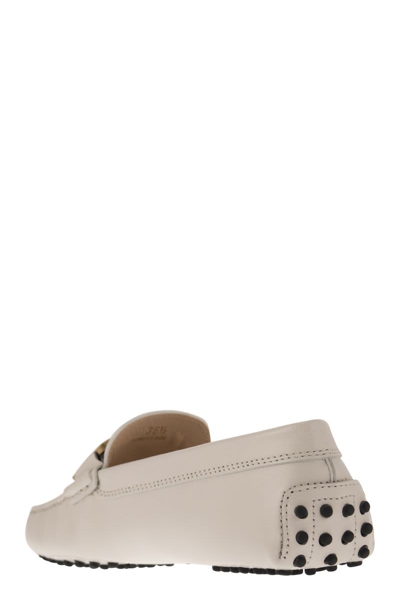 MOCCASIN WITH METAL CHAIN