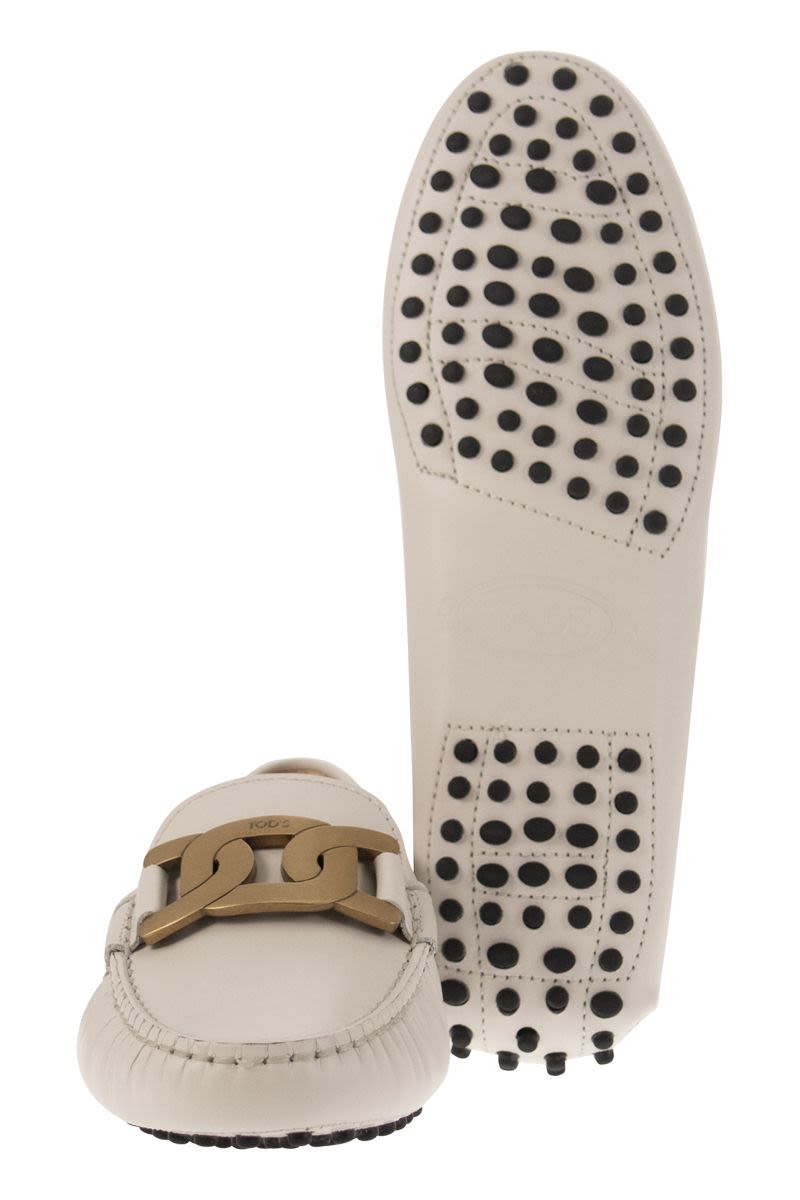 MOCCASIN WITH METAL CHAIN