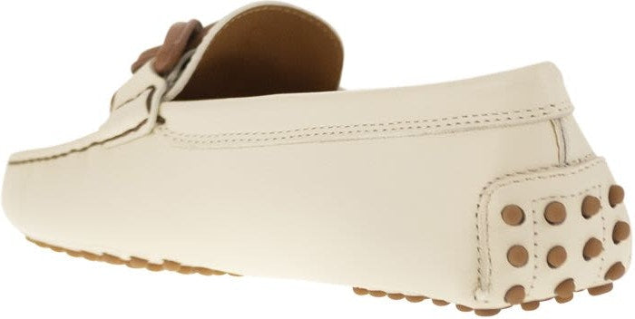 MOCCASIN WITH LEATHER CHAIN