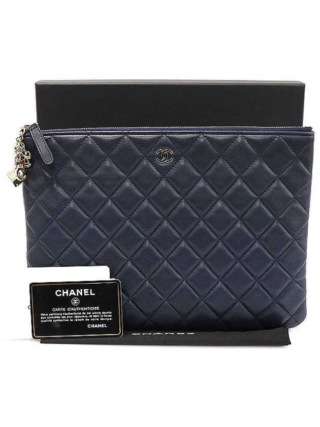 A82415 Navy Lambskin Gold Classic Charm Decoration New Medium Clutch 22nd Chanel