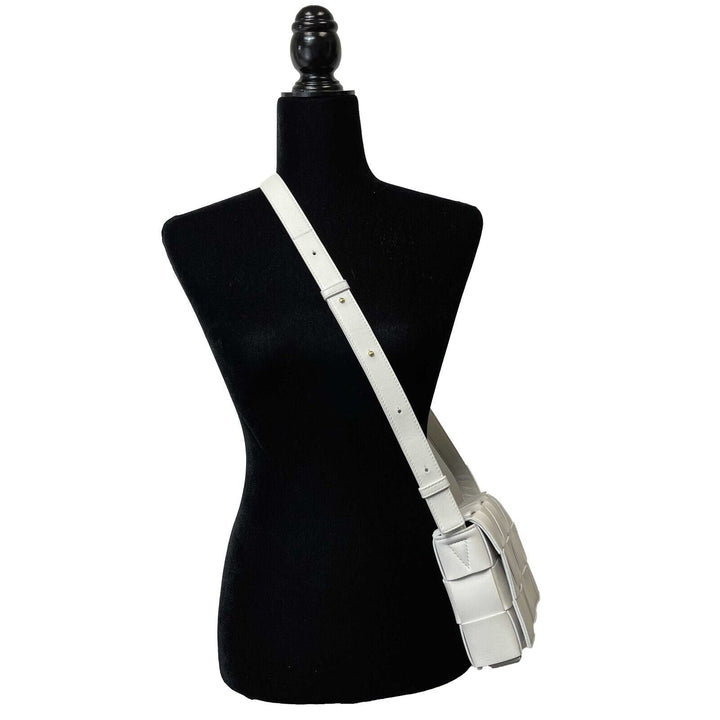 Bottega veneta - Off White Intrecciato-Woven Cassette Lambskin Shoulder Bag