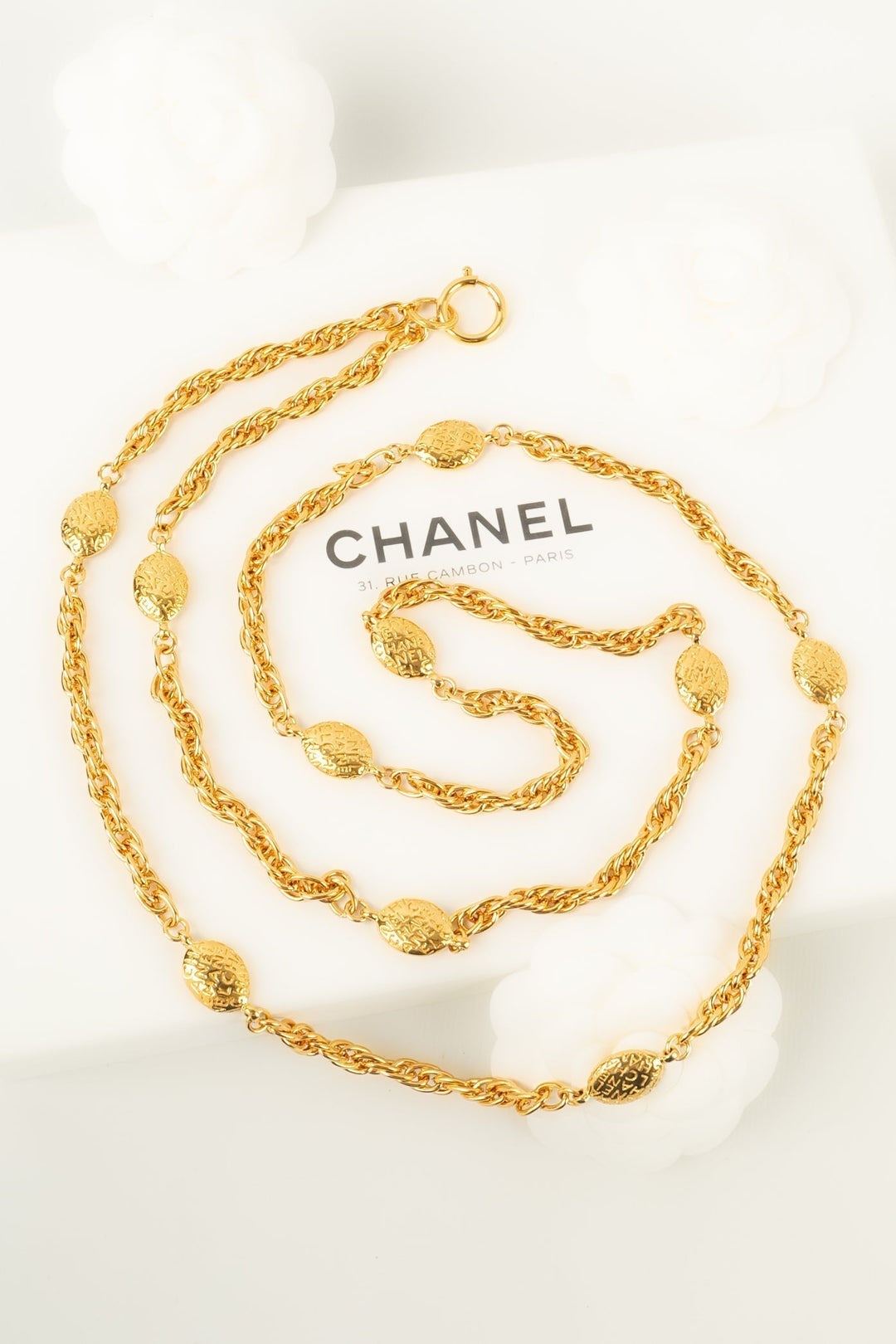 Collier / sautoir en m√©tal dor√© Chanel