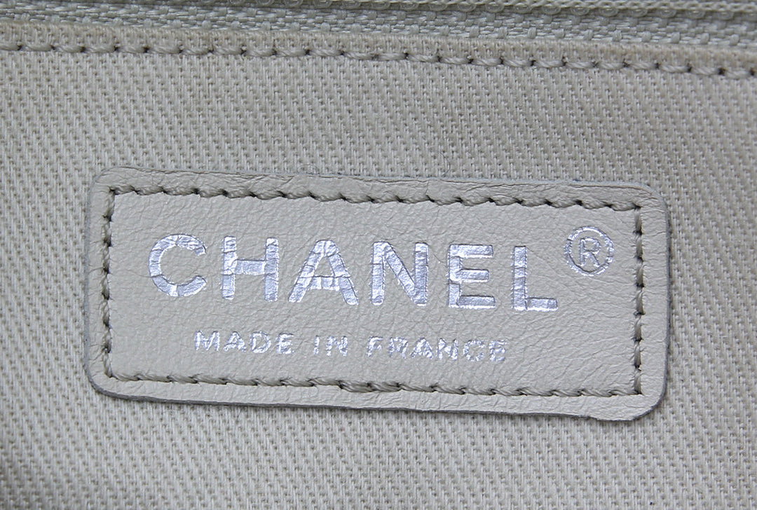 Chanel Off-White Zipped Shoulder Bag