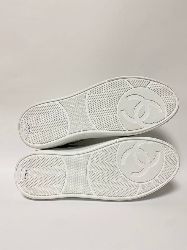 CC Logo Calfskin Low Top Sneakers White Chanel