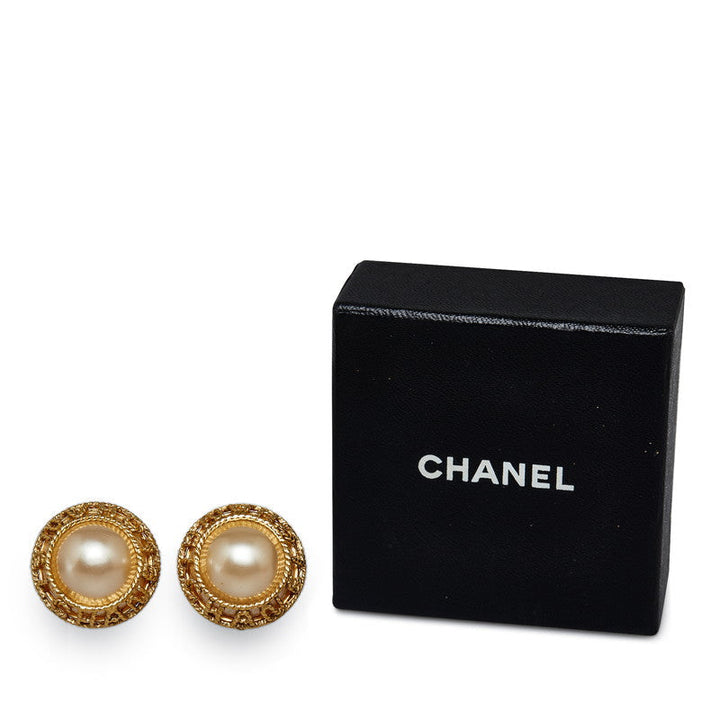 Top Quality Chanel Vintage Logo Round Fake Pearl Earrings Gold  Ladies Chanel