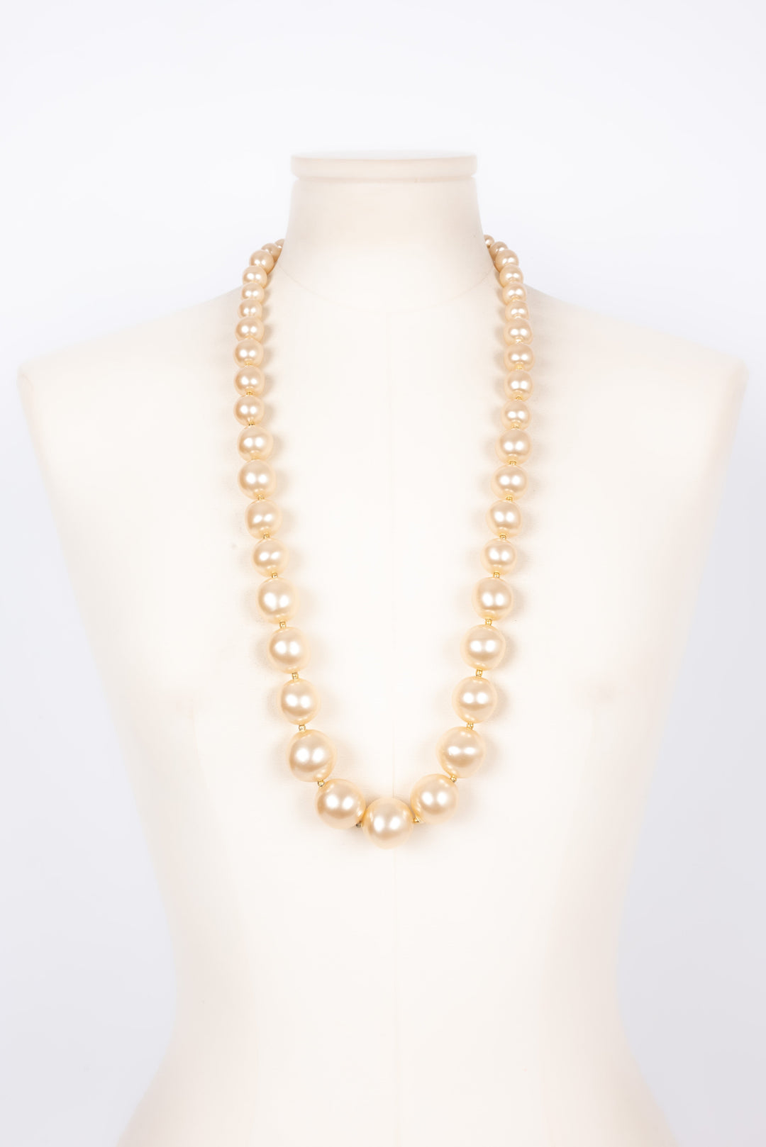 Collier de perles nacr√©es Chanel
