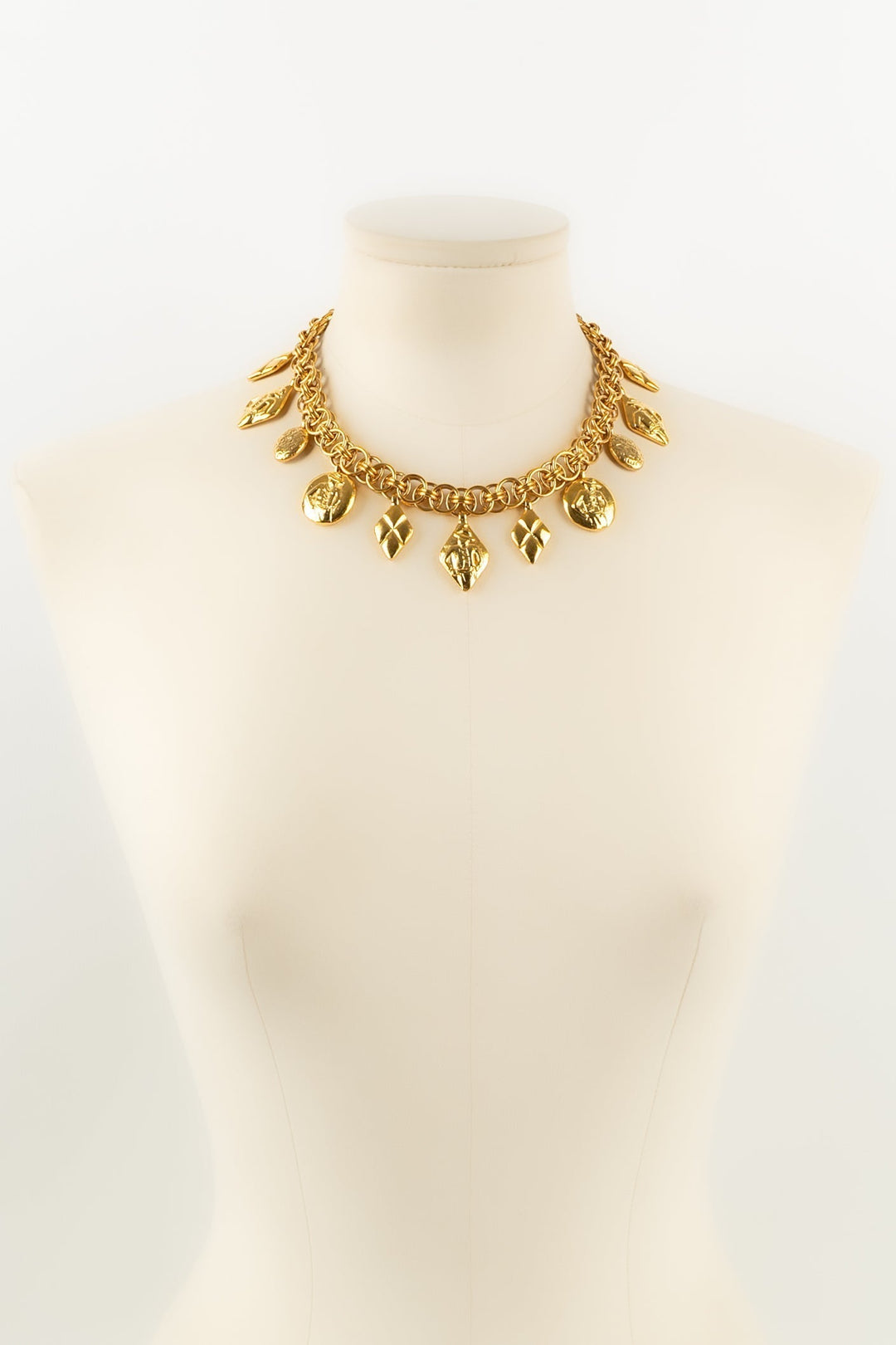 Collier dor√© Chanel