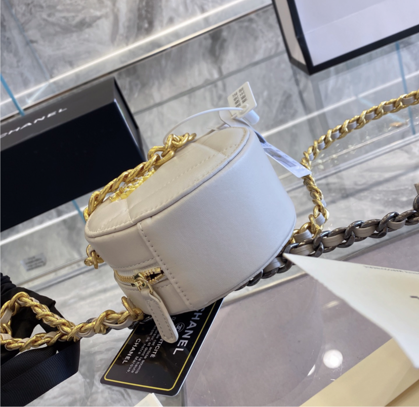 Top Quality Chanel crossbody handbag