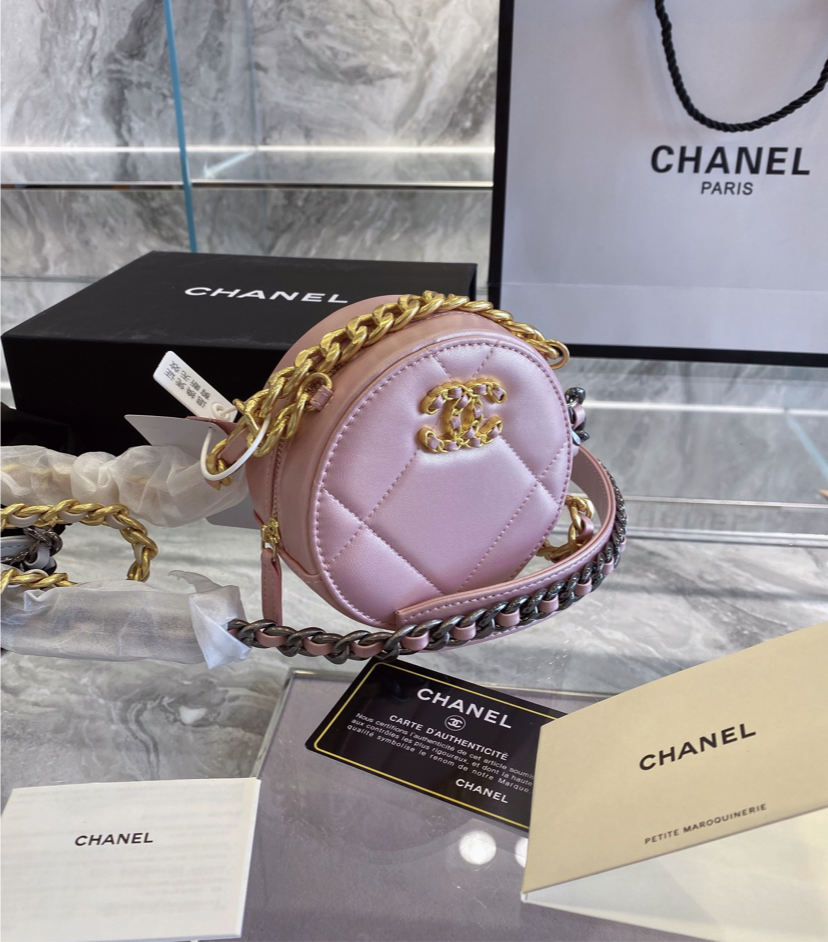 Top Quality Chanel crossbody handbag