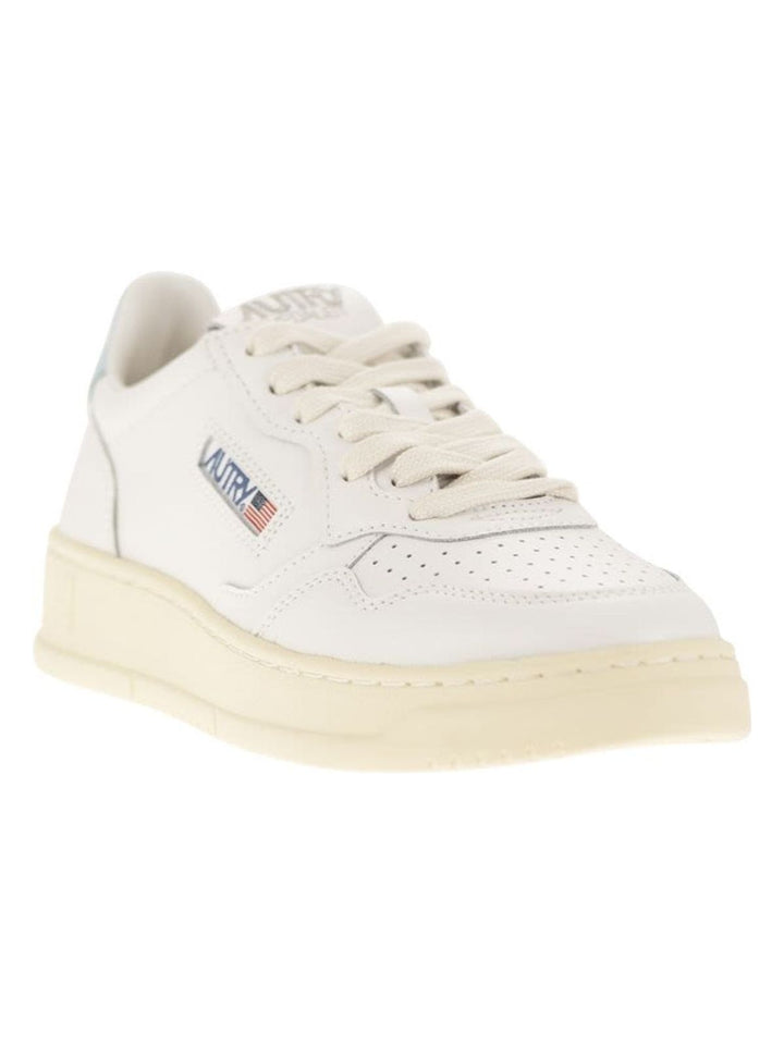 MEDALIST WHITE/LIGHT BLUE TRAINER