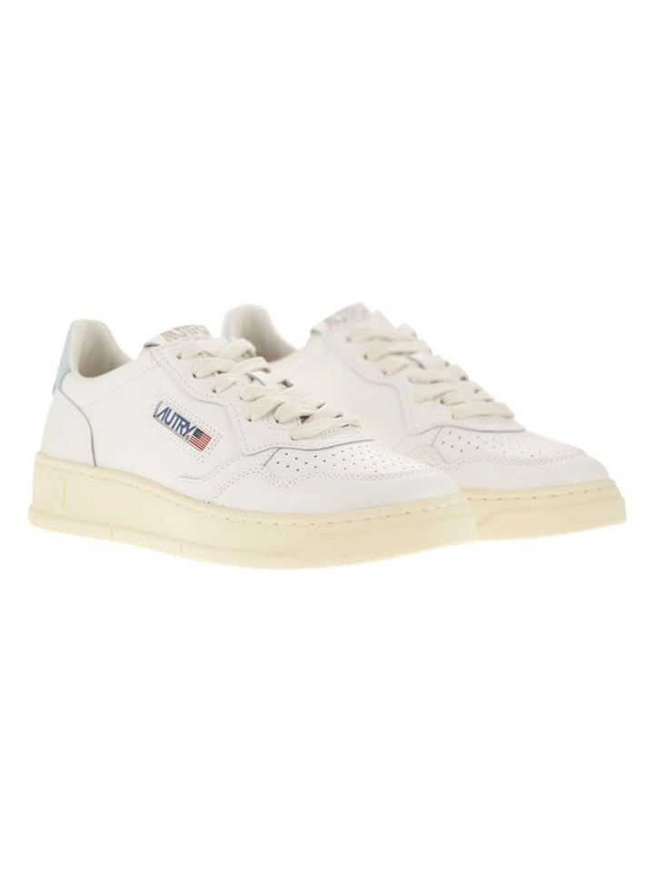 MEDALIST WHITE/LIGHT BLUE TRAINER