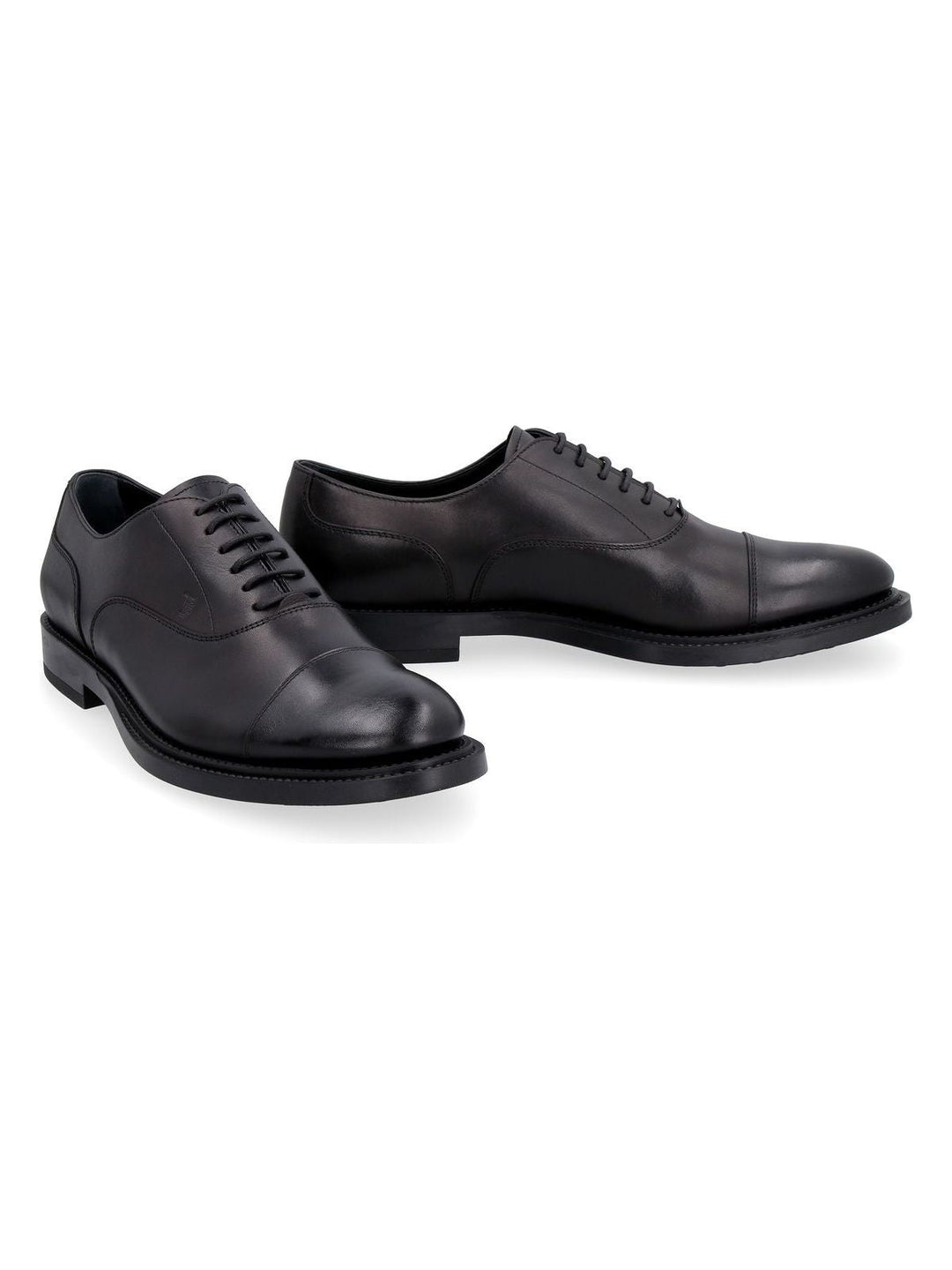 LACE-UPS IN BLACK LEATHER