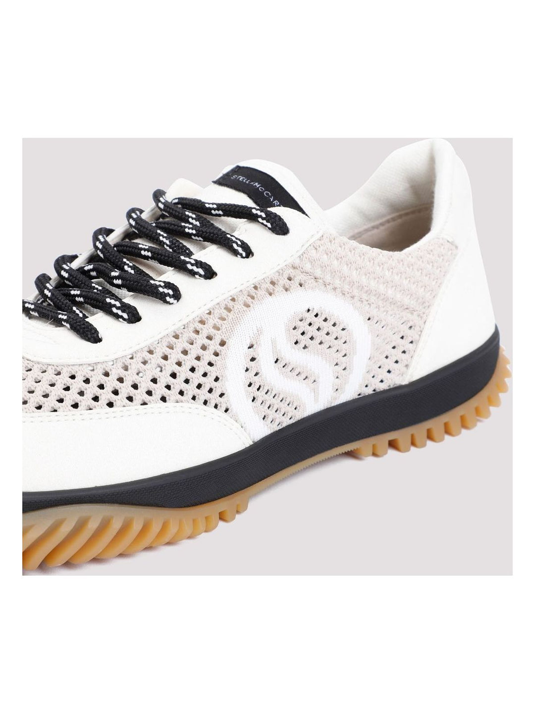 LOW TRAINER WITH WHITE S-WAVE MESH PANELS