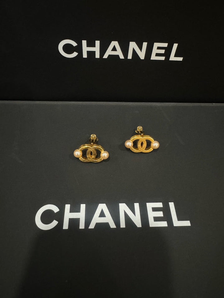 Top Quality Chanel Vintage CC Pearls Ear Clips Gold Earrings