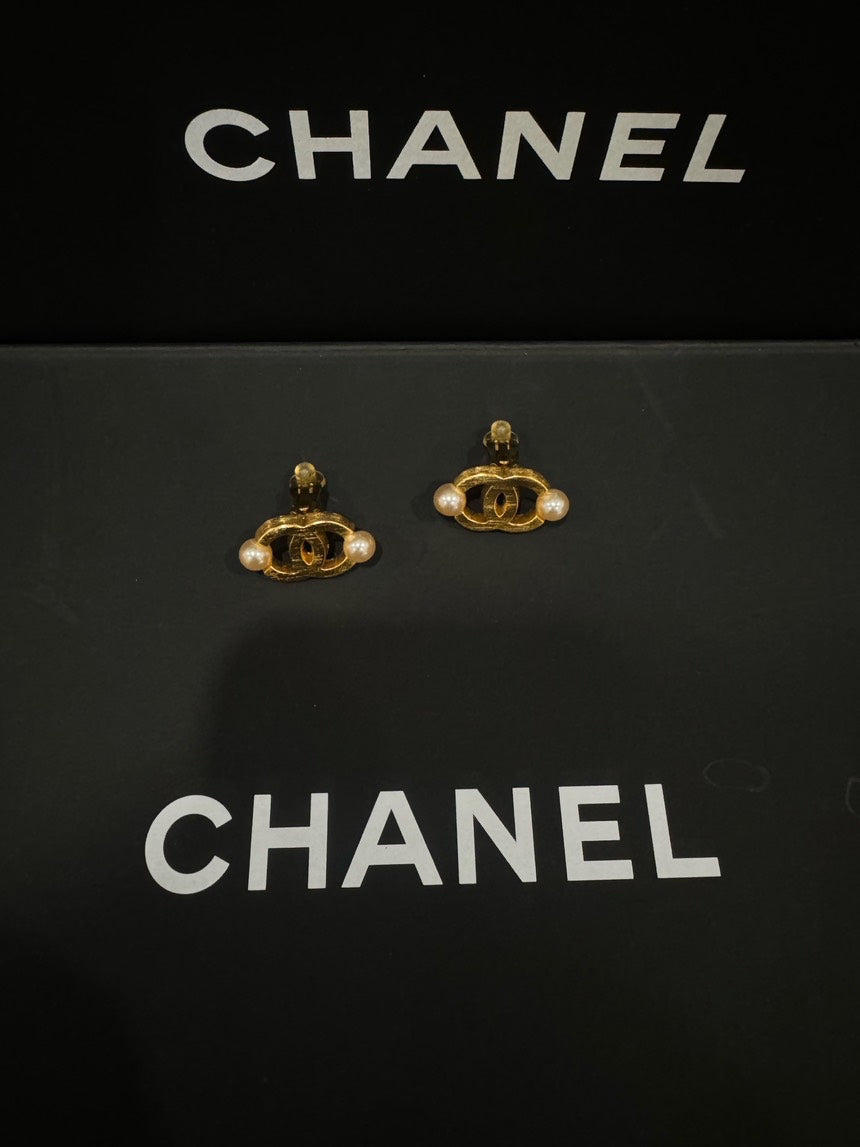 Top Quality Chanel Vintage CC Pearls Ear Clips Gold Earrings