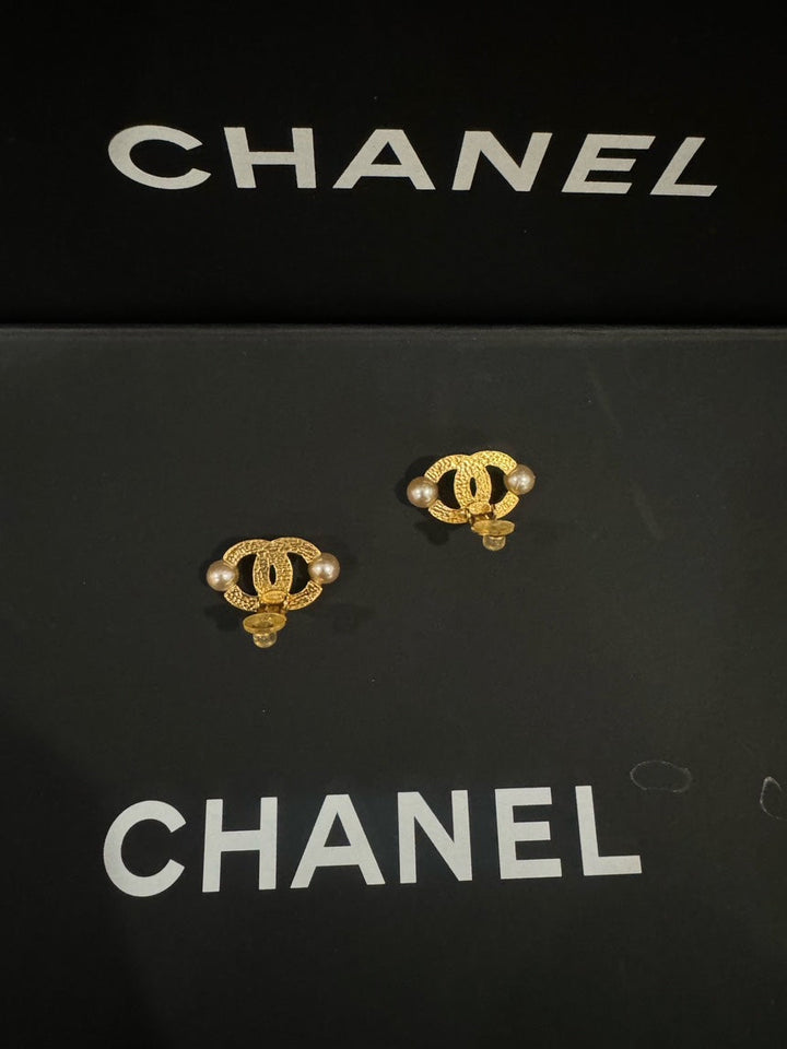 Top Quality Chanel Vintage CC Pearls Ear Clips Gold Earrings