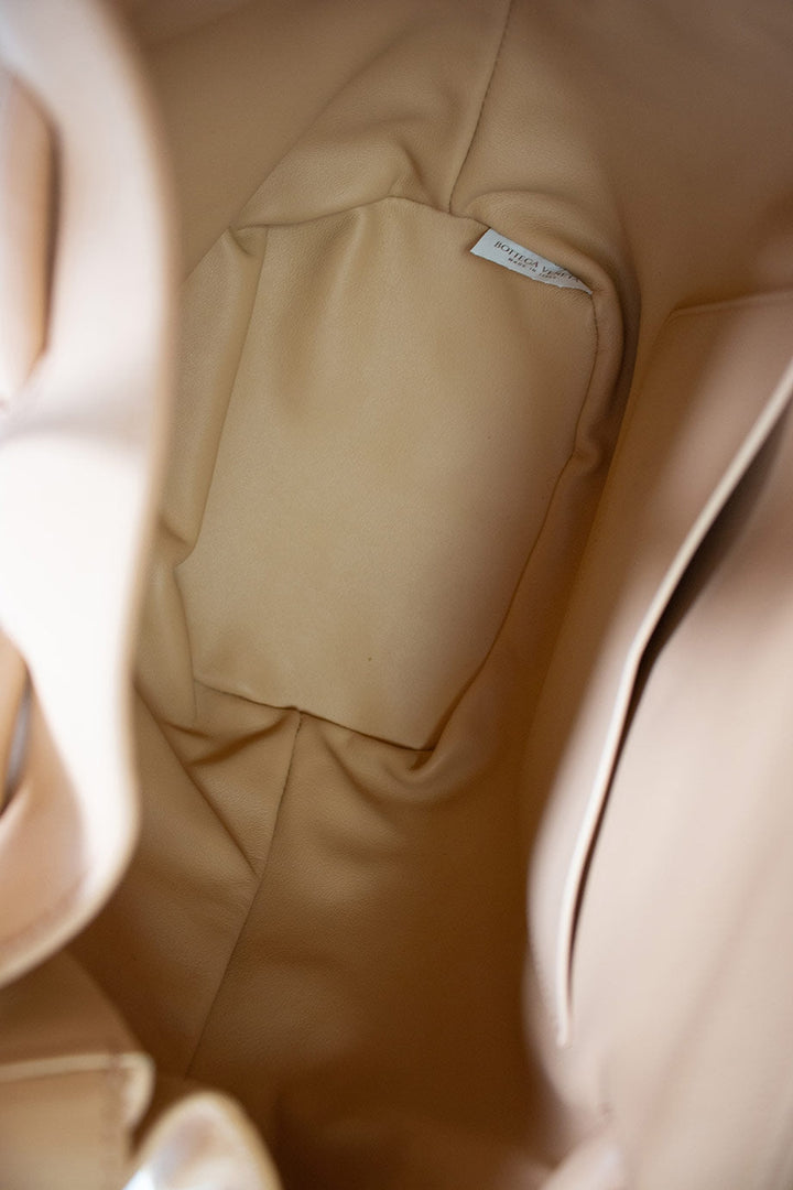 Bottega veneta Sand leather Beak V drawstring shoulder bag
