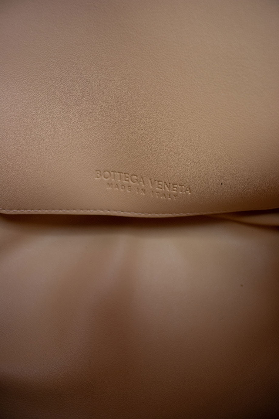 Bottega veneta Sand leather Beak V drawstring shoulder bag