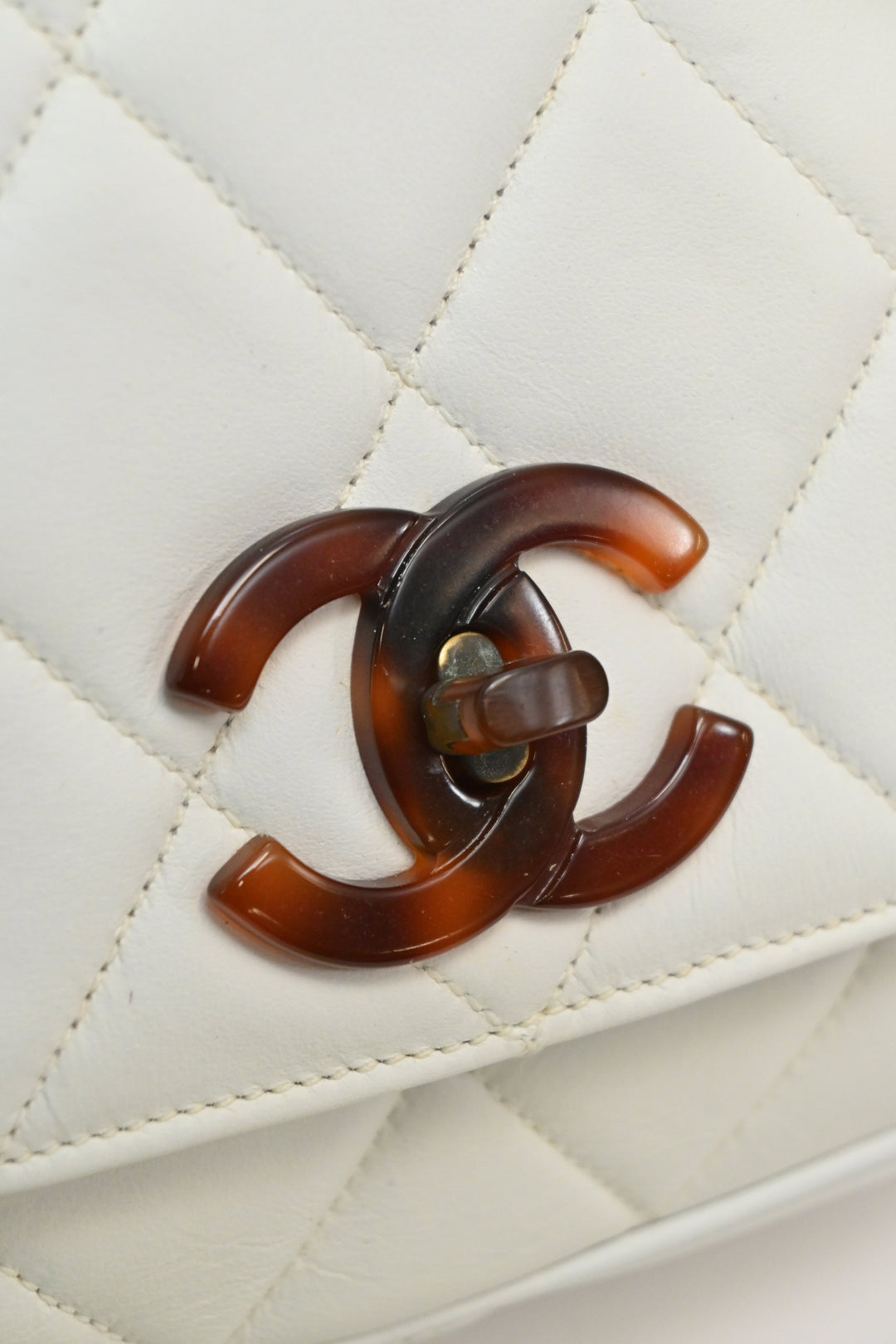 Chanel White matelasse caviar leather 1994-1996 New crossbody bag with tortoiseshell hardware