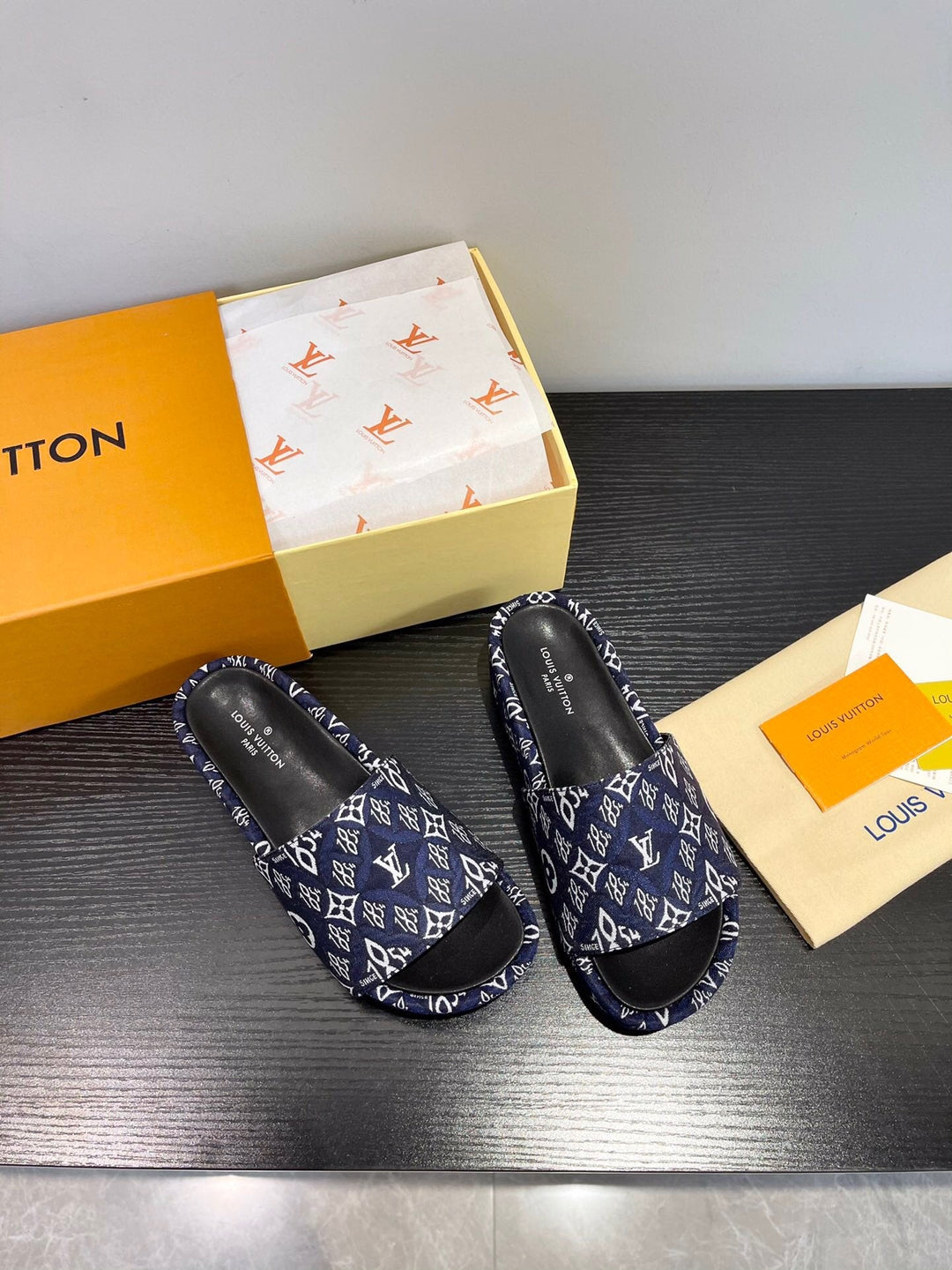 women leather flat shoes slipper , size 35-40 , with box, SS50