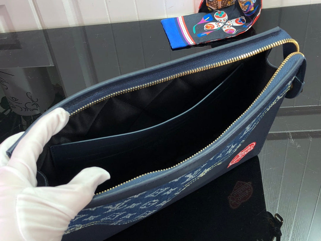 Louis Vuitton Pochette Voyage MM