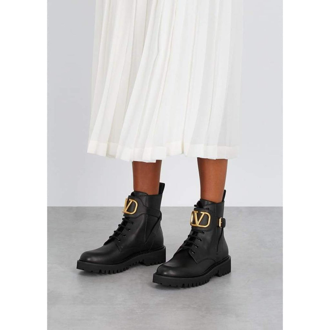 V Logo 50 Black Leather Boots