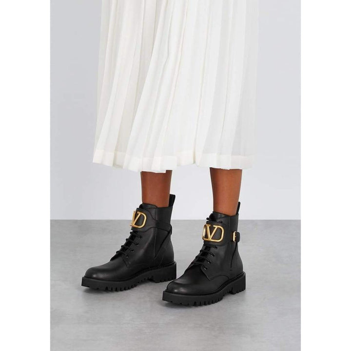 V Logo 50 Black Leather Boots